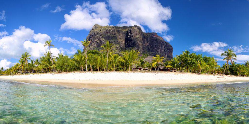 Playas, lagunas, arrecifes, selvas, parques...vive una experiencia única en el paraíso con nuestro viaje a la isla de Mauricio de 8 días. 1