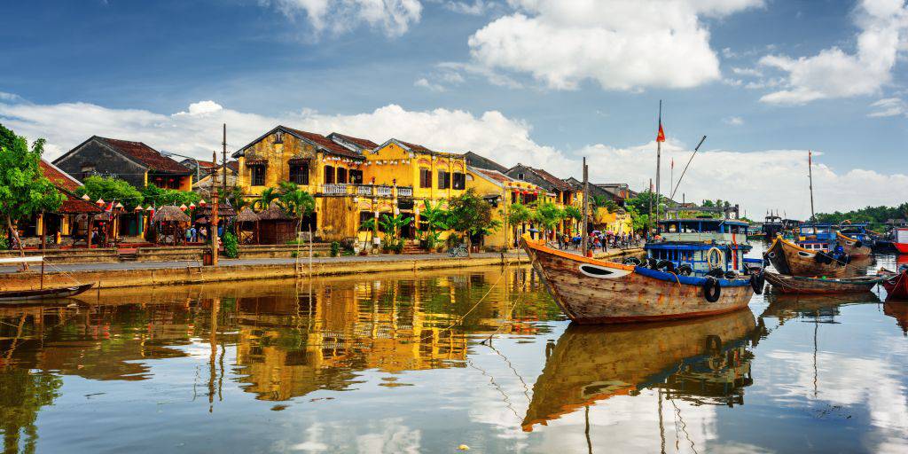 Con nuestro viaje organizado a Vietnam de 12 días recorreremos desde su moderna capital hasta sus paisajes más salvajes. 3