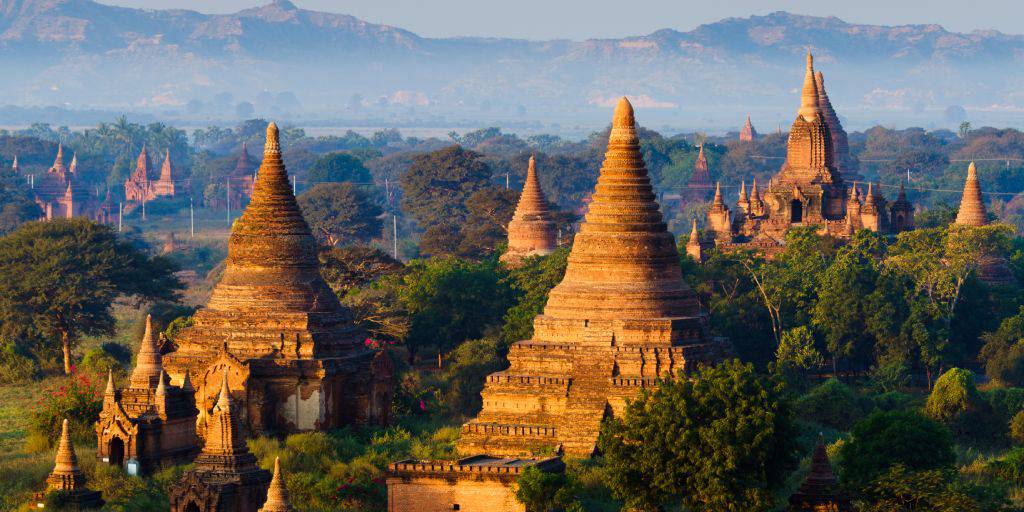 Nuestro viaje organizado a Myanmar de 13 días te llevará a conocer un país repleto de pagodas doradas, estupas y templos budistas. 1