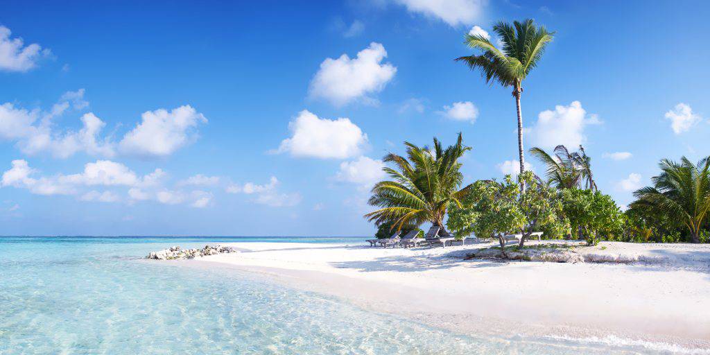 Desconecta y diviértete con estas vacaciones en Maldivas. Durante esta semana, explorarás el colorido fondo marino y playas paradisíacas. 2