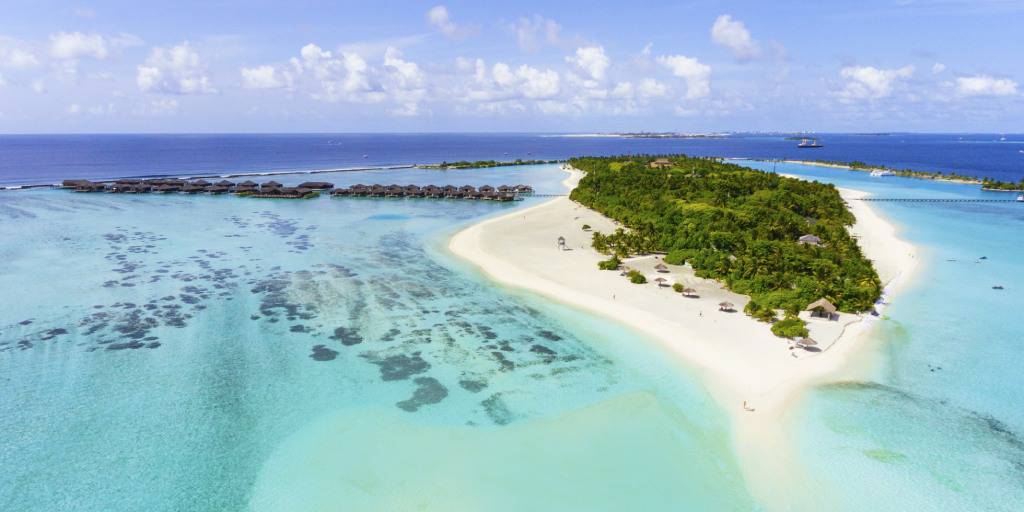 Desconecta y diviértete con estas vacaciones en Maldivas. Durante esta semana, explorarás el colorido fondo marino y playas paradisíacas. 4