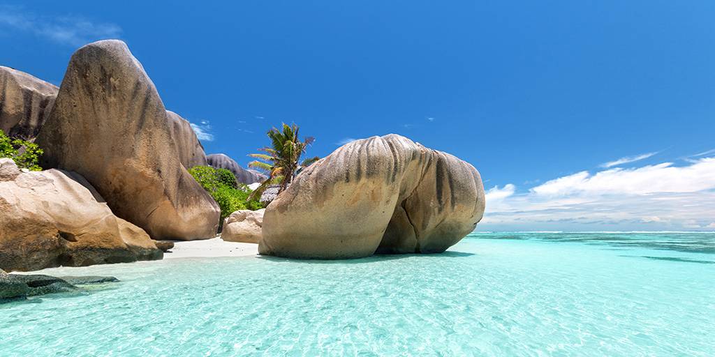 Disfruta de una isla menos masificada que las demás con este viaje de luna de miel a Seychelles, una escapada romántica al paraíso terrenal. 3