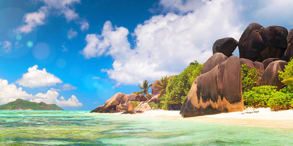Disfruta de una isla menos masificada que las demás con este viaje de luna de miel a Seychelles, una escapada romántica al paraíso terrenal. 4