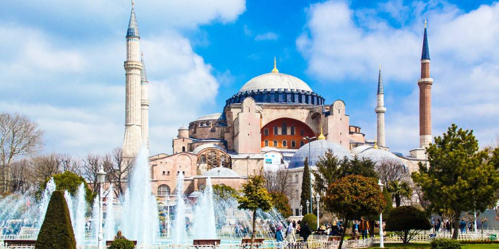 Estambul, la Capadocia, Pamukkale, Éfeso, Esmirna, Troya.. con este viaje podrás conocer lo mejor de Turquía durante 9 días. 1