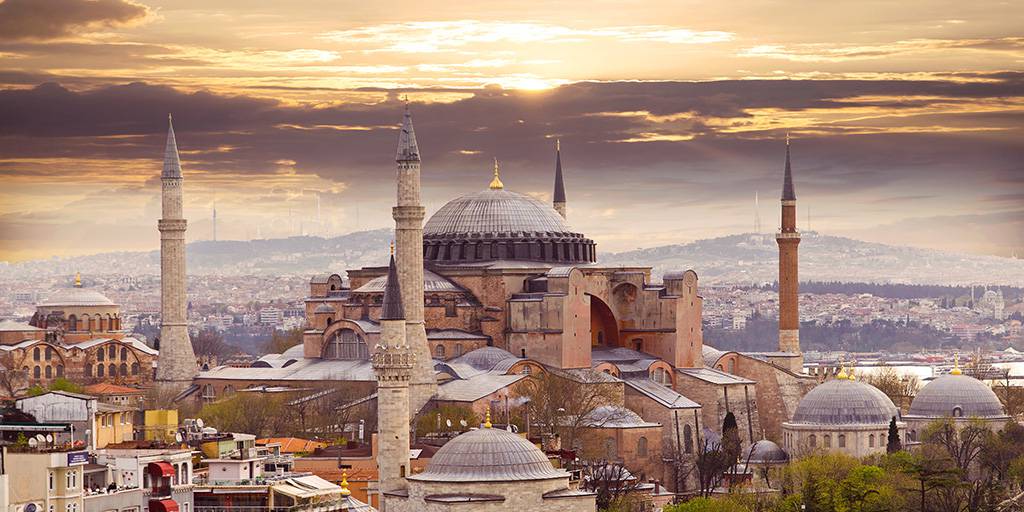 Con este viaje a Egipto, Turquía y Grecia durante 14 días conocerás las joyas de Oriente Medio más buscadas: El Cairo, Estambul y Atenas. 4