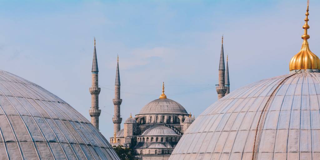 Este viaje a Estambul de 4 días te permitirá conocer la puerta entre Europa y Asia: Estambul. Déjate enamorar por esta singular ciudad llena de cultura, arte y colores. 2