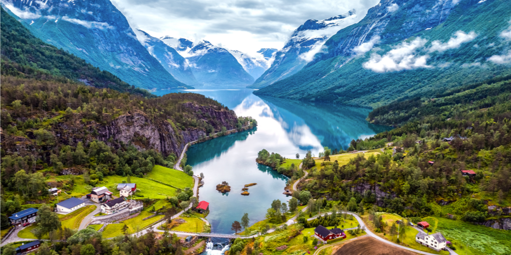 Con este viaje a Noruega y sus Fiordos de 8 días conocerás los paisajes más fascinantes del norte. Visita montañas, glaciares y mucho más. 4